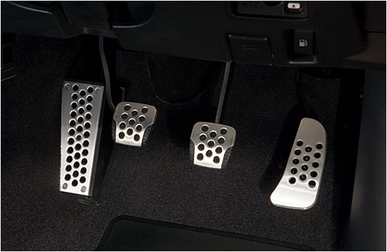 Aluminum pedals (same as Version NISMO)