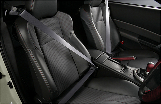 Gray seatbelts (same as Version NISMO)