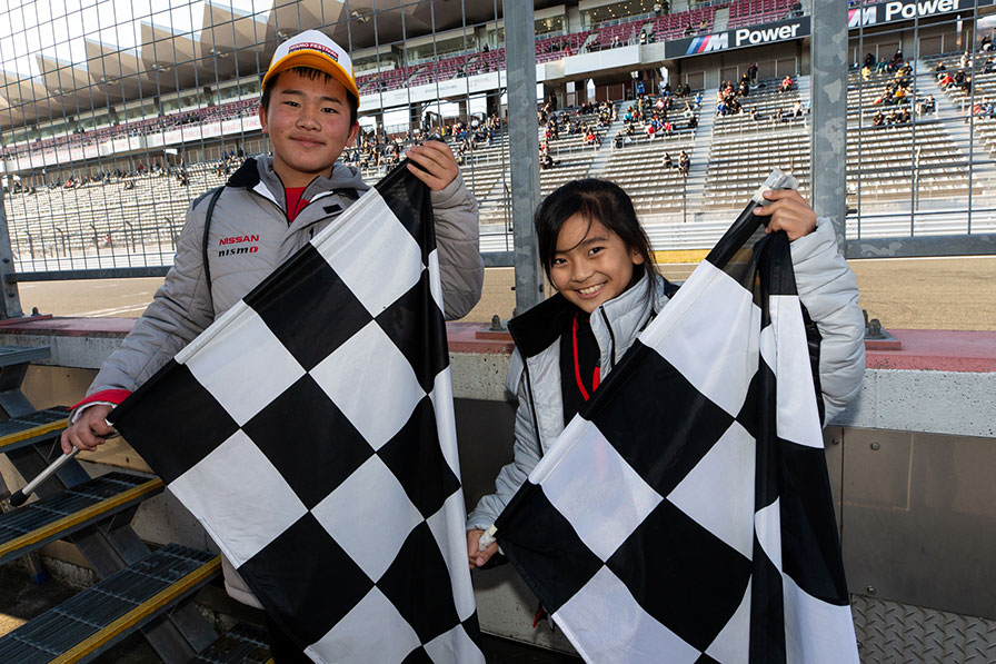 レースオフィシャル体験（1）～チェッカーフラッグキッズ～