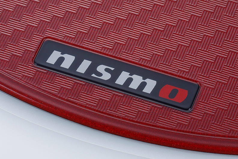 NISMOロゴ入り（レッド）