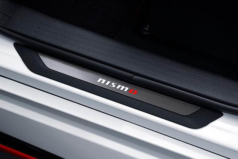 キッキングプレート E13 NISMO 装着例（フロント）