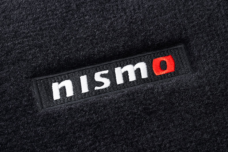 ラゲッジマットのNISMOワッペンの拡大写真