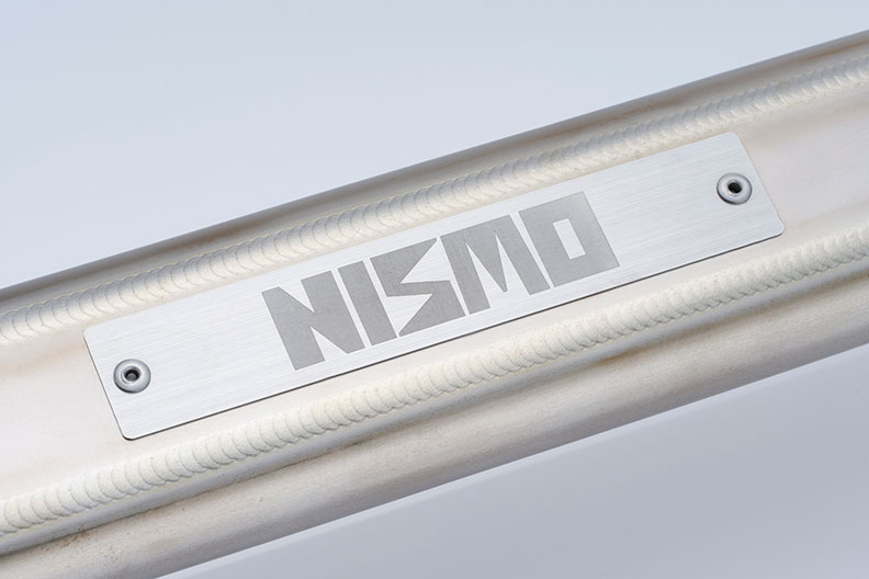  チタンタワーバーのNISMOロゴ部をアップにした写真
