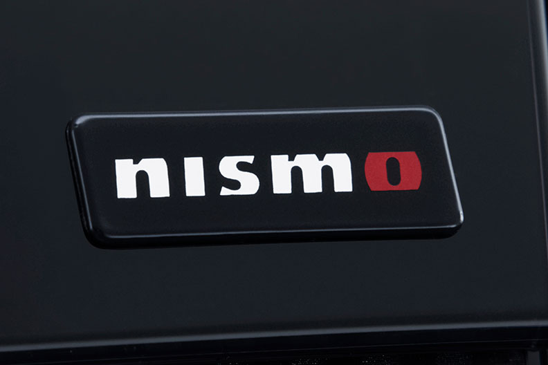 プラスチックバイザーのNISMOロゴの部分をアップにした写真