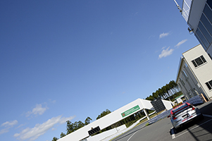 サーキットレッスン 〜 ステアリングワーク、アクセルワークを学ぶ