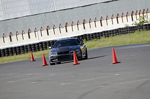 サーキットレッスン 〜 ステアリングワーク、アクセルワークを学ぶ