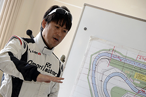 サーキットレッスン 〜 ステアリングワーク、アクセルワークを学ぶ