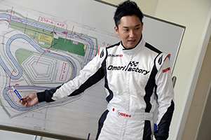 サーキットレッスン 〜 ステアリングワーク、アクセルワークを学ぶ