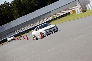 サーキットレッスン 〜 ステアリングワーク、アクセルワークを学ぶ