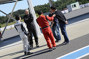 サーキットレッスン 〜 ステアリングワーク、アクセルワークを学ぶ