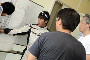 サーキットレッスン 〜 ステアリングワーク、アクセルワークを学ぶ
