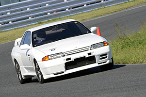 サーキットレッスン 〜 ステアリングワーク、アクセルワークを学ぶ