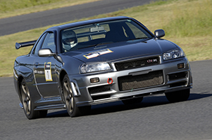 サーキットレッスン 〜 ステアリングワーク、アクセルワークを学ぶ