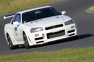 サーキットレッスン 〜 ステアリングワーク、アクセルワークを学ぶ