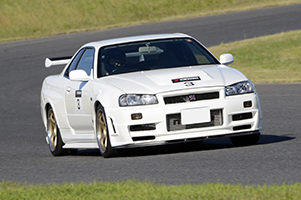 サーキットレッスン 〜 ステアリングワーク、アクセルワークを学ぶ