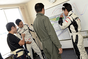 サーキットレッスン 〜 ステアリングワーク、アクセルワークを学ぶ