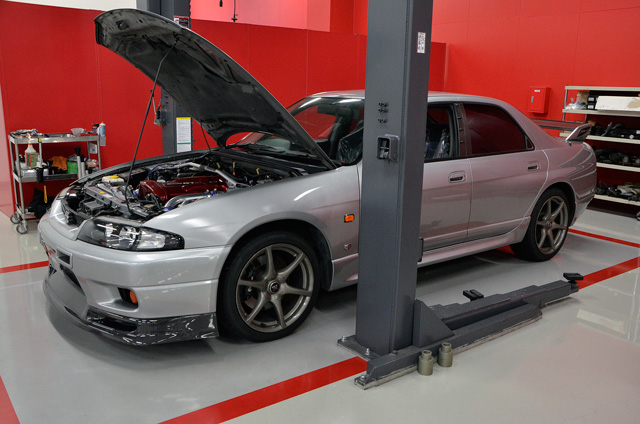 4ドアGT-R(R33)に作業 〜 エンジン搭載やらシャシーリフレッシュやら・・・