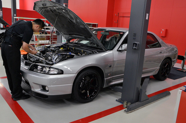 4ドアGT-R(R33)に作業 〜 エンジン搭載やらシャシーリフレッシュやら・・・