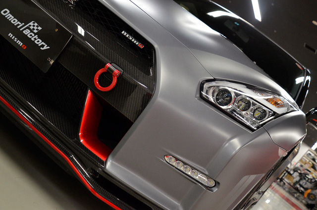 牽引フック装着 〜 R35 GT-R