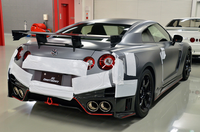 牽引フック装着 〜 R35 GT-R