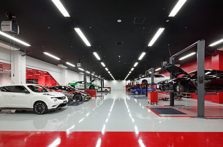 写真：車両整備場（認証工場）