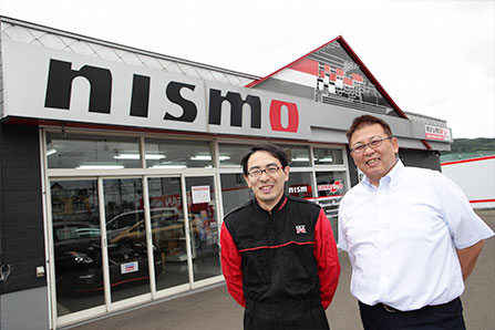 辻 博美と日産プリンス札幌販売株式会社 NISMO Pステージ 店長 金山 英靖